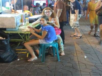 nous mangeons dans la rue a bangkok