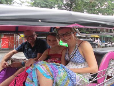 la joyeuse famille en tuk tuk