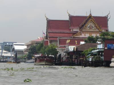 temple sur le fleuve de bangkok