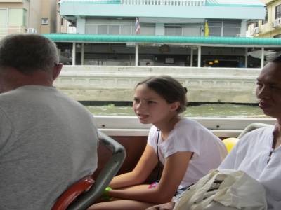 chanelle sur le bateau a bangkok