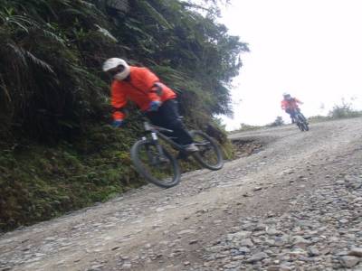 VTT - death road - eve et vincent en plein effort