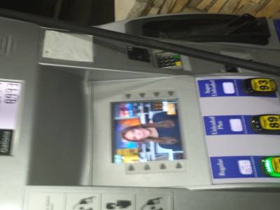 une télé à un poste libre-service de station-essence