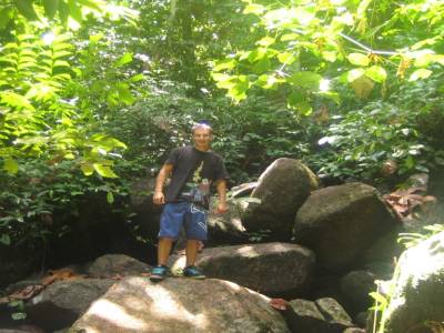 Alex en haut de Kathu Waterfall