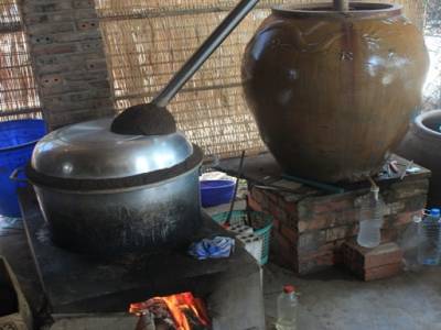 Le vin de riz entrain de ce faire distiller