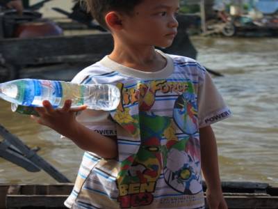 Les enfants commencent travailler a un jeune agent dans la région du Mekong