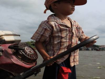 Un jeune conducteur de bateau!