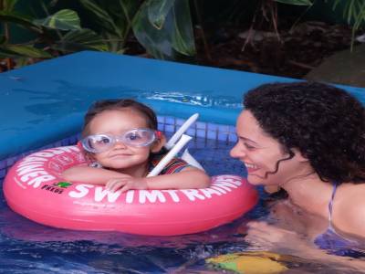Essayage de lunettes de piscine