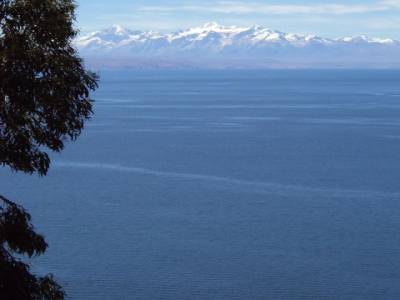 Lac Titicaca et montagne Illampu