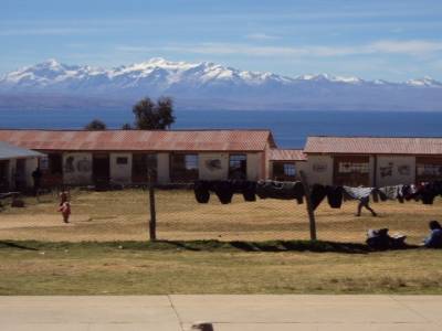 une école sur l'île du Soleil