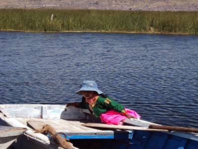 Lac  Titicaca ville de Puno au loin, côté péruvien