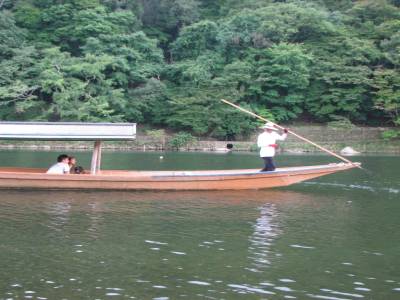Un bateau sur le fleuve 