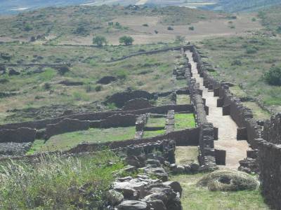Rue pricipale dans la cite pre inca de Pikillaqta
