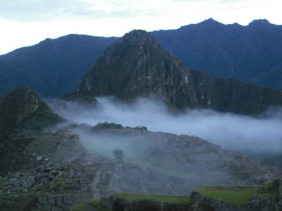 Les ruines dans la brume avec au loin le Huana Picchu