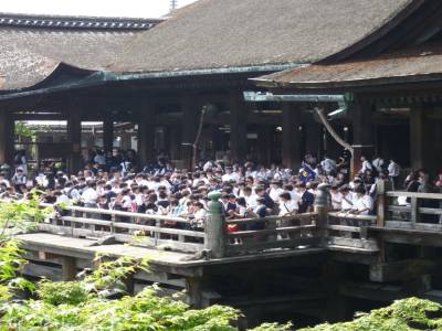Ecolier au temple de Kiyomizu