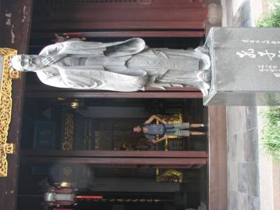 Statue d'un moine