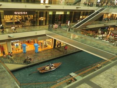 On peut faire de la barque dans les centres commerciaux...