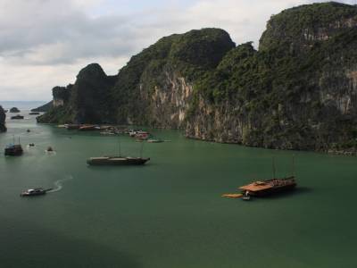 Vue sur la Baie de Halong depuis l'entrée de la grotte