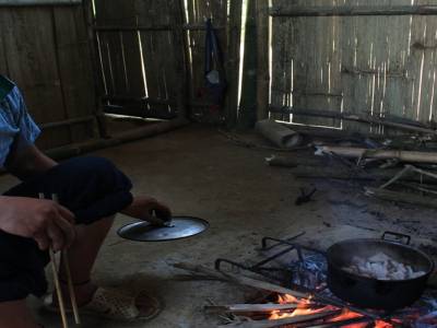 Le mari de Lee qui cuisine notre lunch