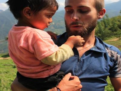 L'enfant qui joue dans la barbe a Jay