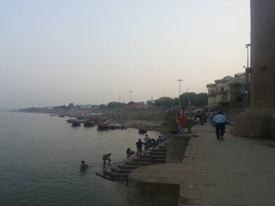 Gange au bord de la ville