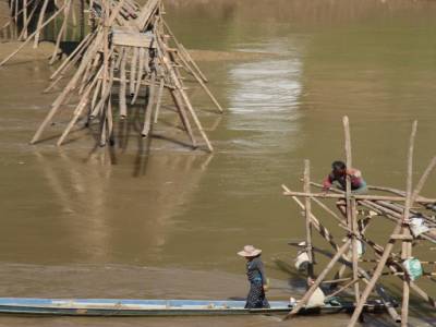 pont de bambou construit pendant la saison sèche 