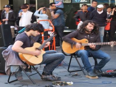 avec des imitateurs talentueux de Rodrigo y Gabriela