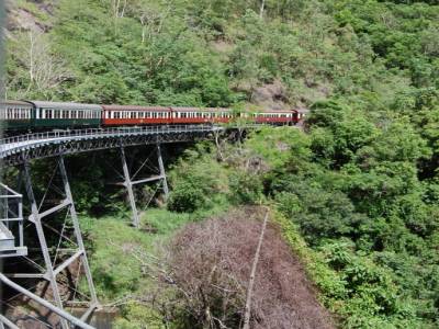 "Un pti train s en va vers la montagne..."