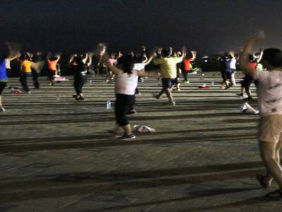 Cours de fitness sur les berges du Mékong