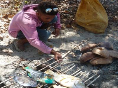 Poissons grillés sur la plage
