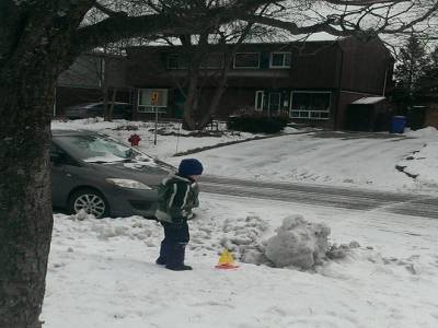 jouer au bateau dans la neige, fallait y penser.....