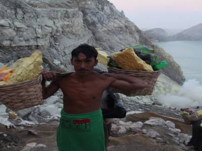 80kg sur les épaules à remonter du fond du cratère
