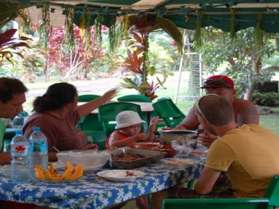 Premier repas partagé, avec Atéo et Sylvana, nos hôtes et la famille