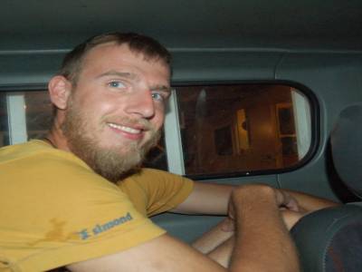 Théo à l'arrière de la voiture