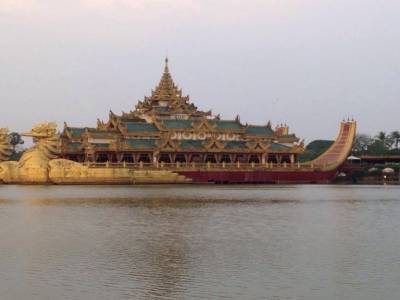 palais flottant Karaweik parc Kandawgyi