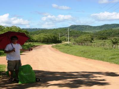 Benoit attend le bus, sous son ombrelle