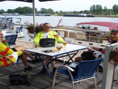 Réconfort à l'arrivée de l'étape de ST JEAN DE LOSNE