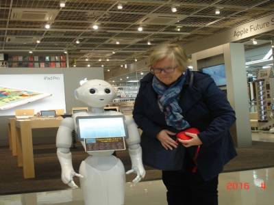 ｕｎ　ｒｏｂｏｔ　ｑｕｉ　ｐａｒｌｅ　ｅｔ　ｃｏｍｐｒｅｎｄ