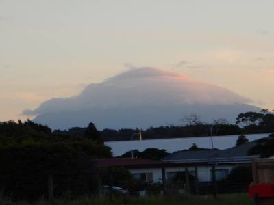 Taranaki dans les nuages