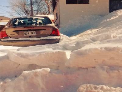 la voiture est bloquée par la neige ! (1e fois qu'on voit autant de neige...)