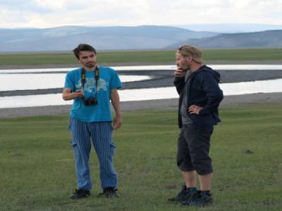 Discussion au bord d'un lac