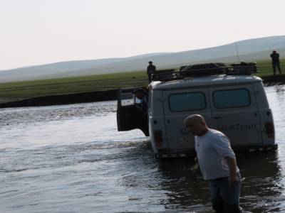 Sauvetage d'un van coincé dans la rivière