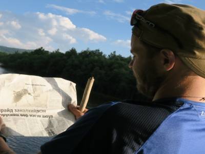 Simon lit le journal mongol