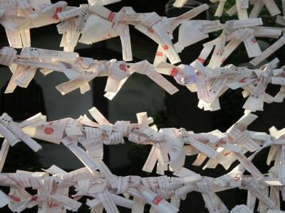 Papiers de mauvaise augure laissés sur place