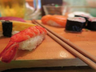Plat de sushis à moitié mangé