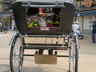 Un pousse pousse dans le vieux quartier