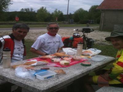 Déjeuner au bord du canal