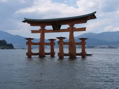 Porte rouge à l'entrée de l'île