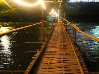 Pont en bambou, détruit par le barrage deux jours après