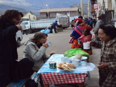 Ollantaytambo - petit dej local sur la place 