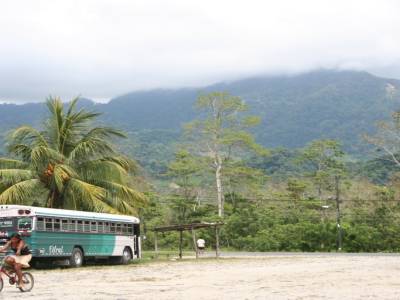 station de bus a la campagne